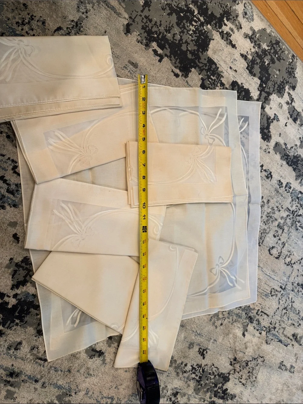 Sheer vintage Scalloped Ribbon Motif tablecloth. 122x63 w/ 8 napkins
